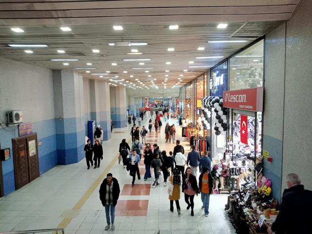 Kızılay Metro Yüksel Girişi — Kızılay mağaza