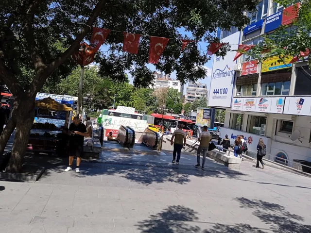 Kızılay Metro Yüksel Girişi
